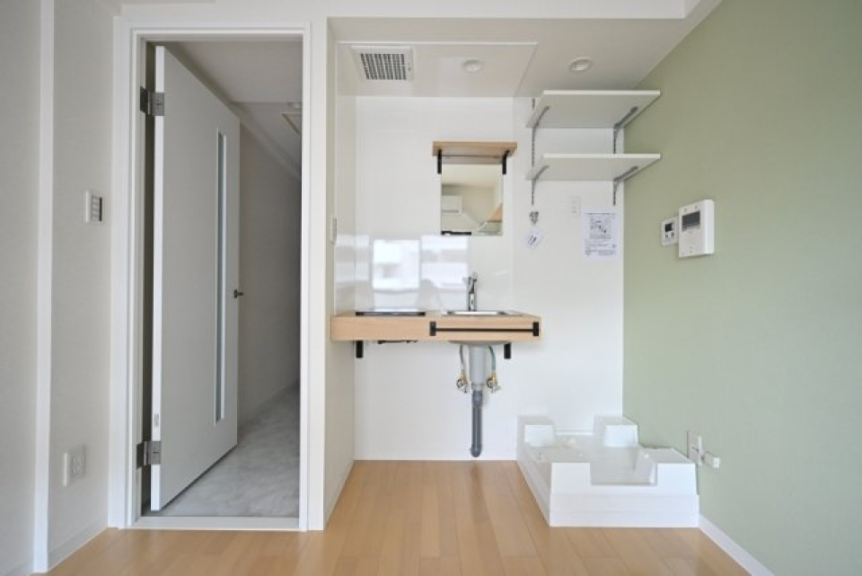 新設したキッチンはシンプル。別途収納が必要です