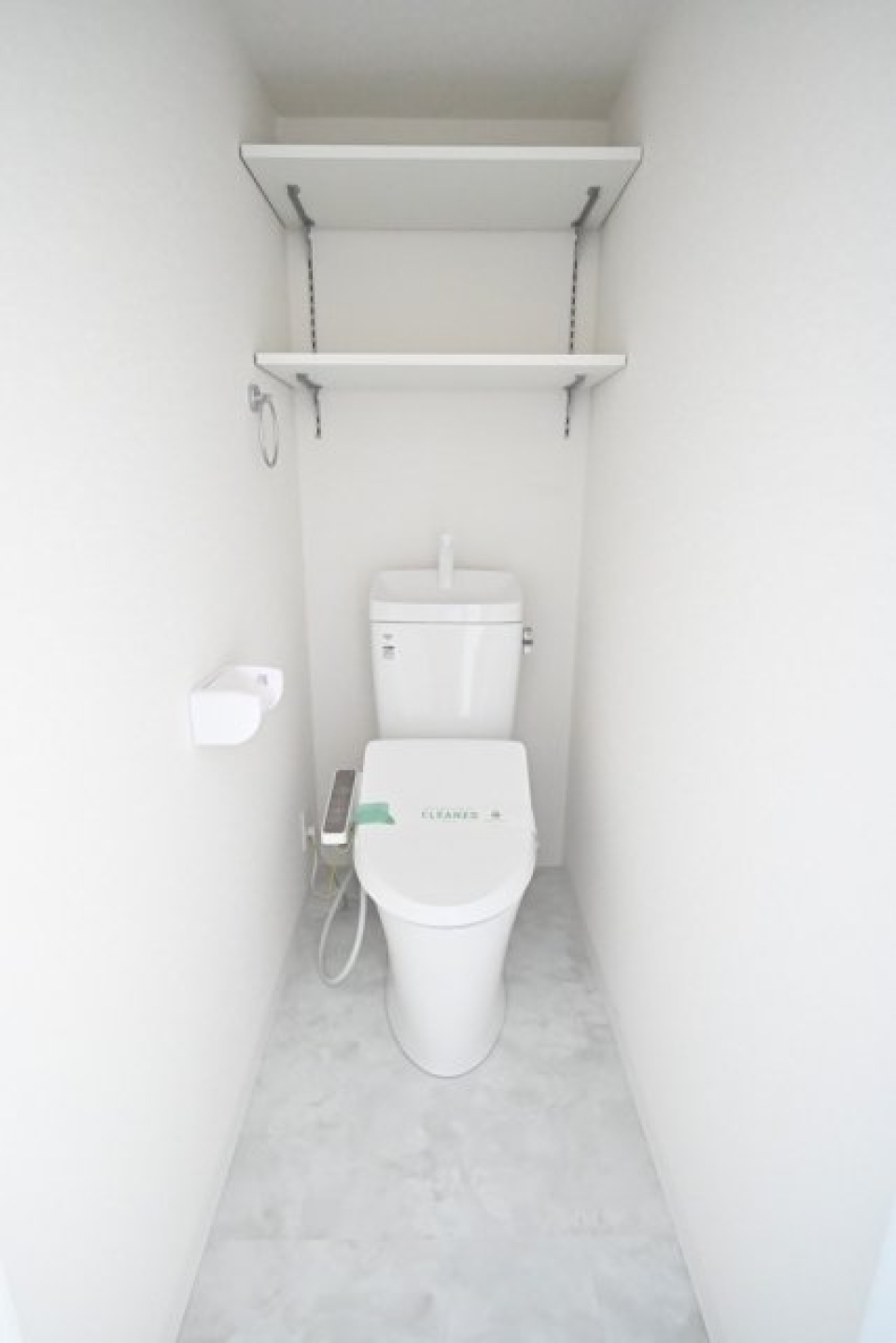 トイレも新設。ストック棚付き