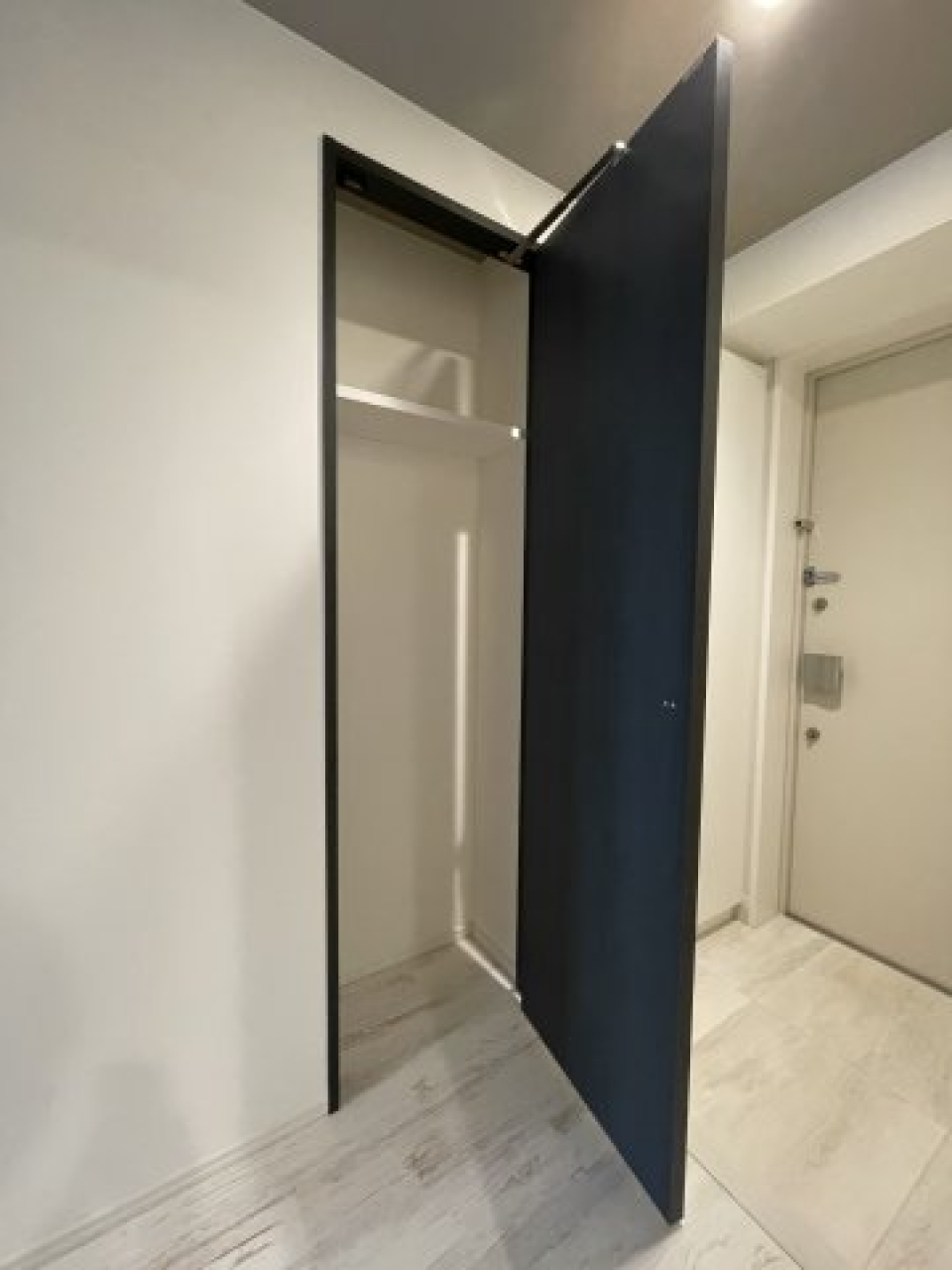 シューズボックスとは別に玄関にも収納が。※別号室同タイプ