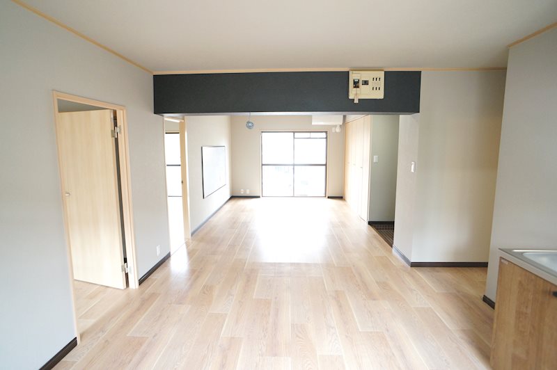 玄関を入ってから廊下も扉もなくLDK・それぞれのお部屋、に繋がっています。