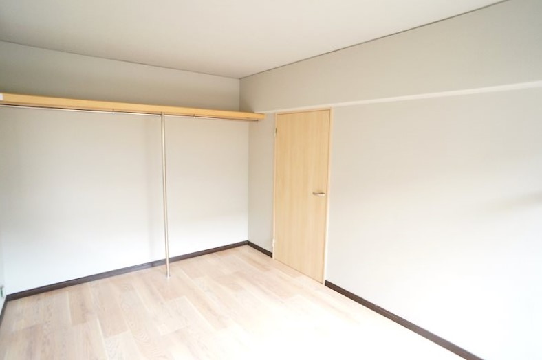 6.75帖の洋室②はオープンクローゼットです。