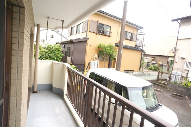 バルコニーは狭くもなく、広くもなく、でしょうか。