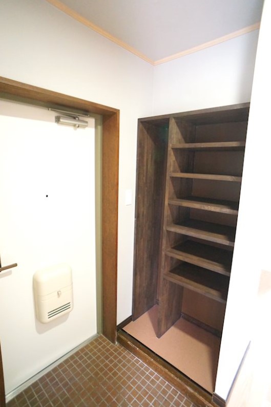 玄関の様子。シューズクローゼットには扉が付いていません。匂い対策が必要かも