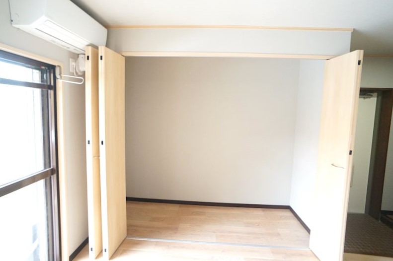 LDKスペースの収納扉を開けるとこんな感じ。