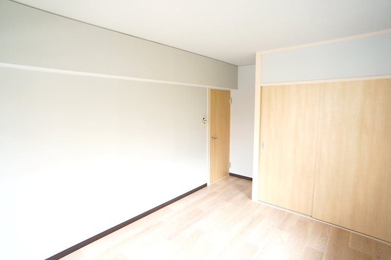 6.5帖の洋室①です。こちらからバルコニーに出ることができます。