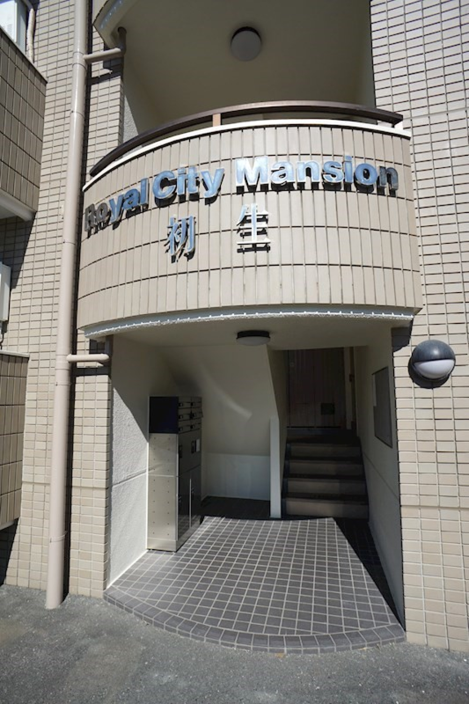 エントランスには宅配BOXが設置されています。