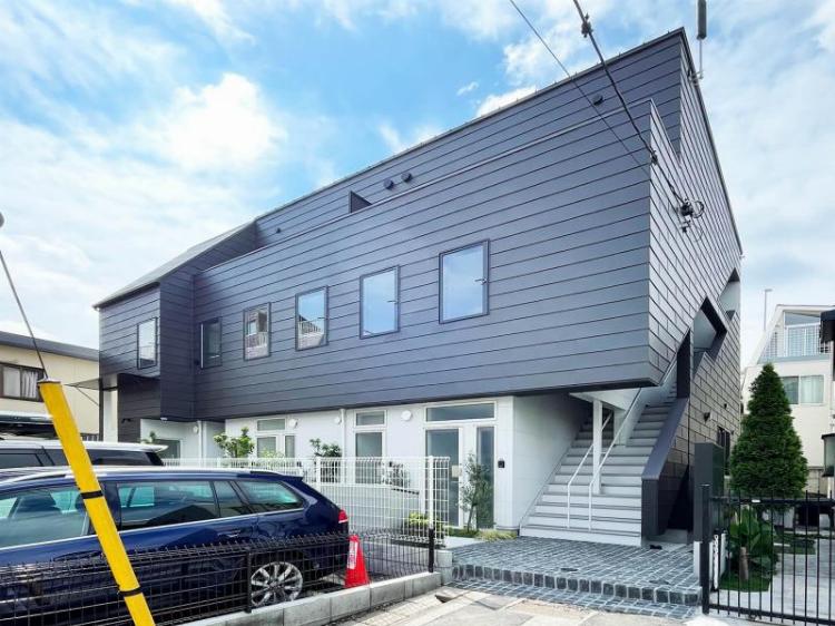 外付けの階段を登ると玄関につながっています。