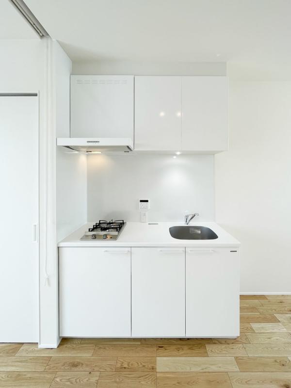 キッチンもホワイト。収納力もあります！