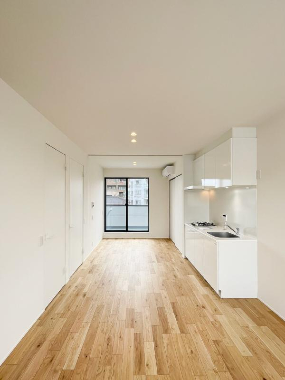 お部屋の両側に窓があるので明るい！