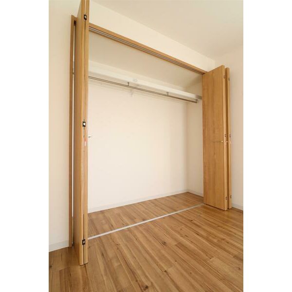 洋室には大きめのクローゼット