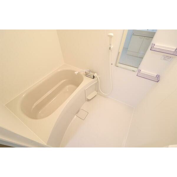 浴室は少しコンパクト。映っていないですが窓が付いているので通気性も◎