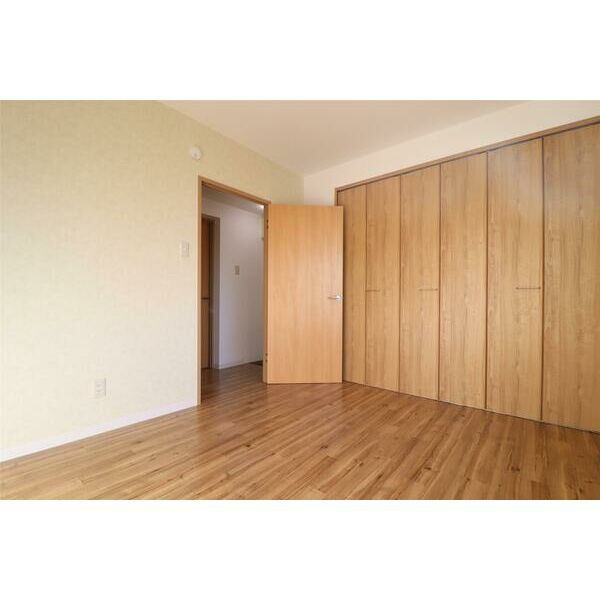 北側の洋室は5.4帖。ここにも大きなクローゼットがあります。