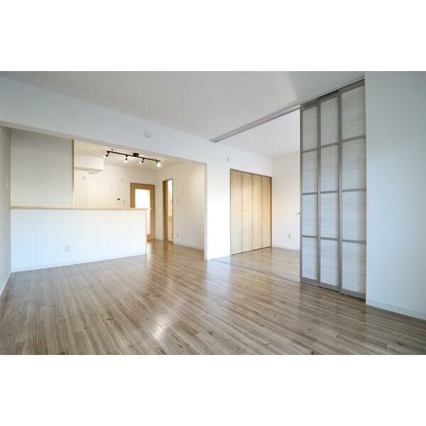 隣の洋室（5.2帖）と引き戸を開ければつながります。