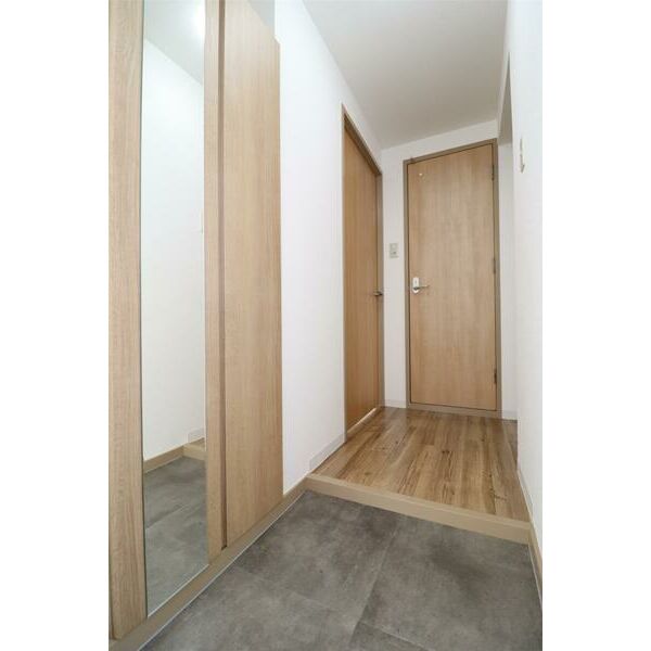 シューズボックスには鏡も付いていて嬉しいポイント