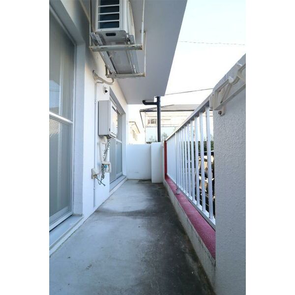 バルコニーは横に長いので洗濯物をたくさん干せそう！