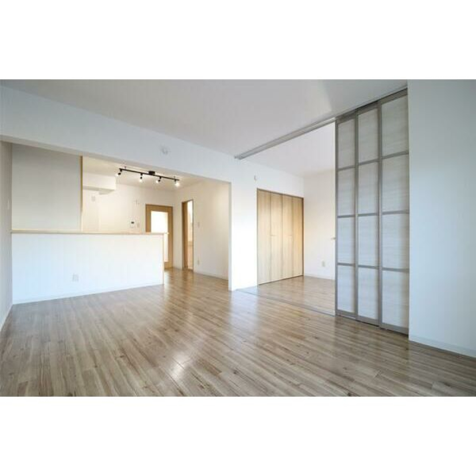 隣の洋室（5.2帖）と引き戸を開ければつながります。