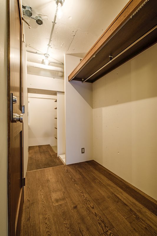 廊下にはたっぷり掛けられるオープンクローゼット