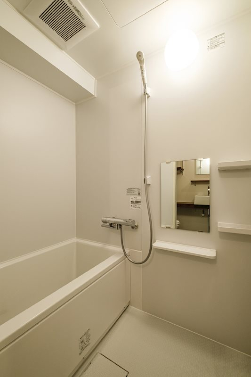 シンプルなバスルーム