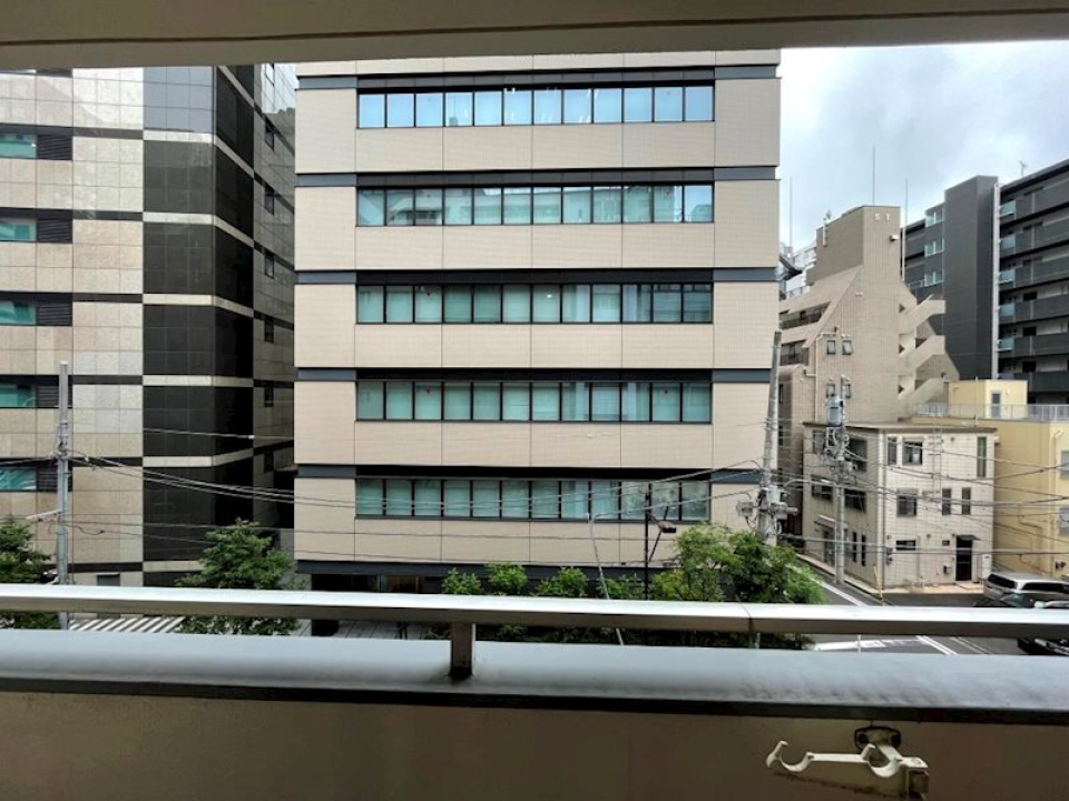 周辺はビルが立ち並びます