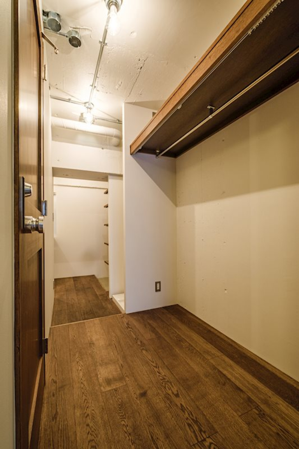 廊下にはたっぷり掛けられるオープンクローゼット