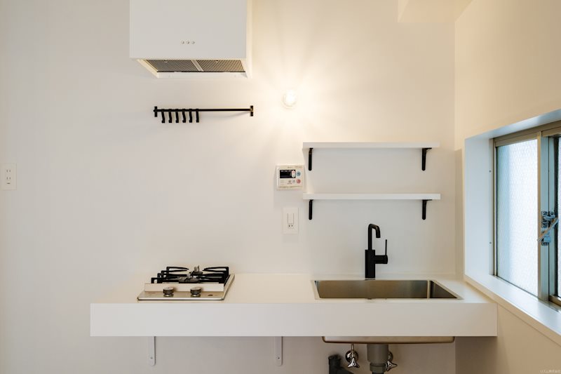 空間に溶け込むスタイリッシュなキッチン