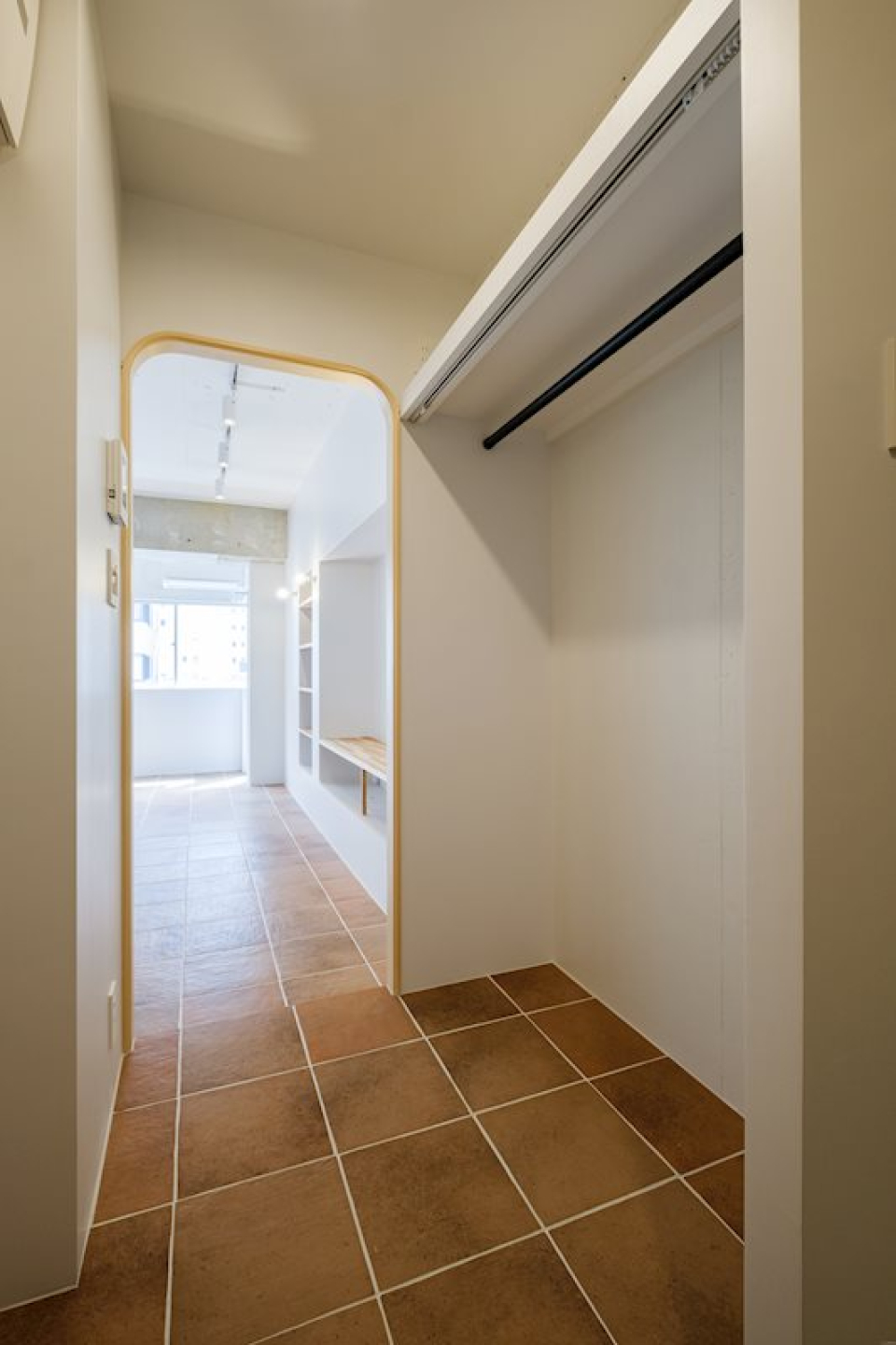 たっぷり掛けられるオープンクローゼットはカーテンで隠すこともできます