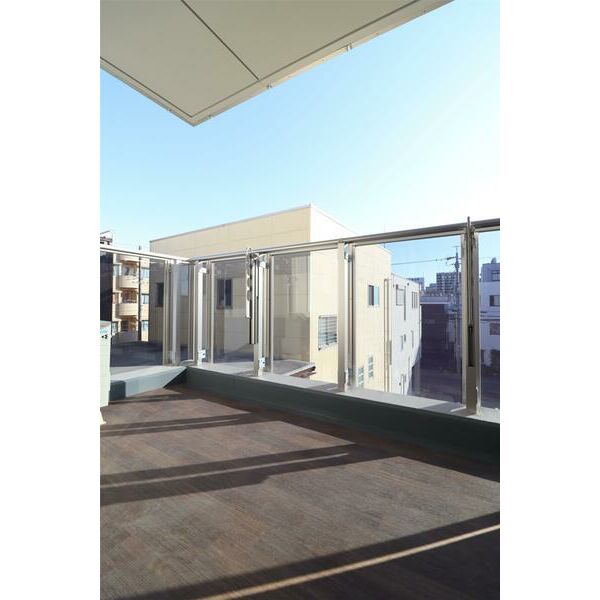 ガラス張りの柵が高級感あふれるバルコニー