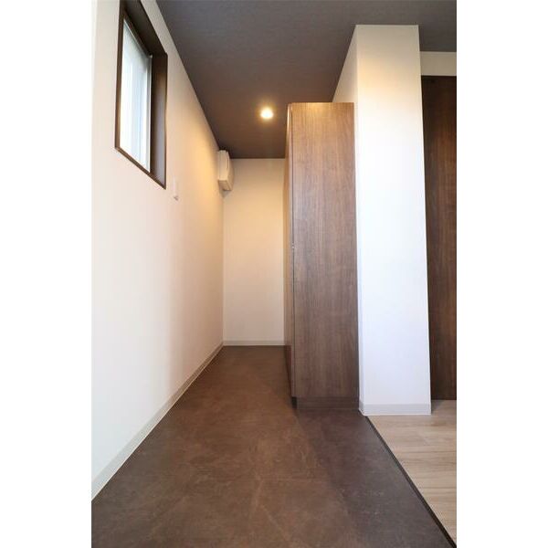 玄関は広々としていてゴルフバックなども入りそうな収納があります。