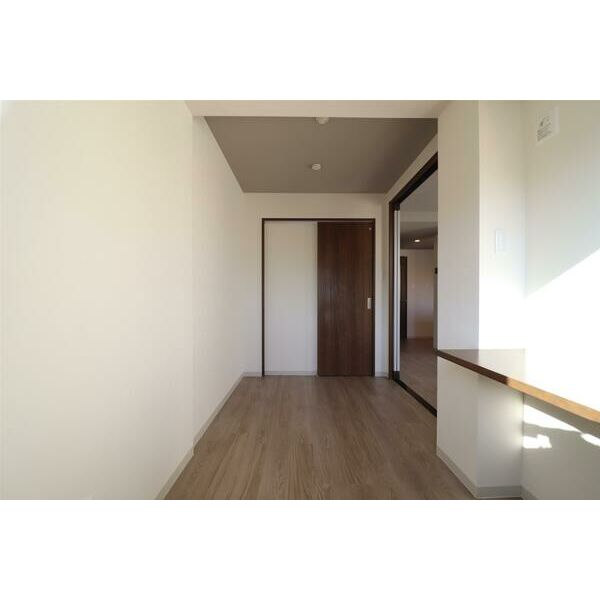 LDKの隣には5.18帖の寝室があります。窓際にはちょっとしたカウンターテーブル