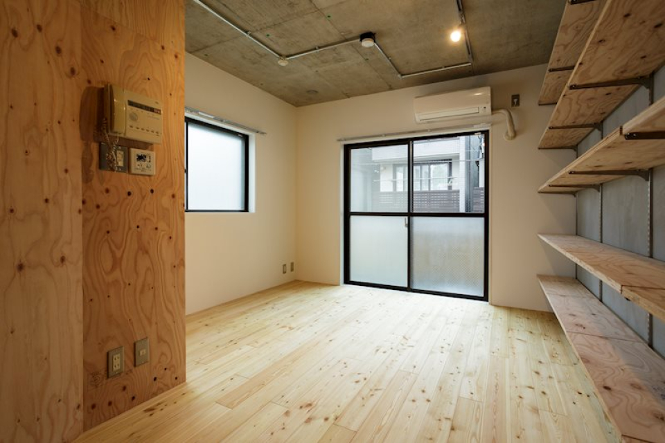 コンクリートの質感とラーチ合板の節目がラフさを演出