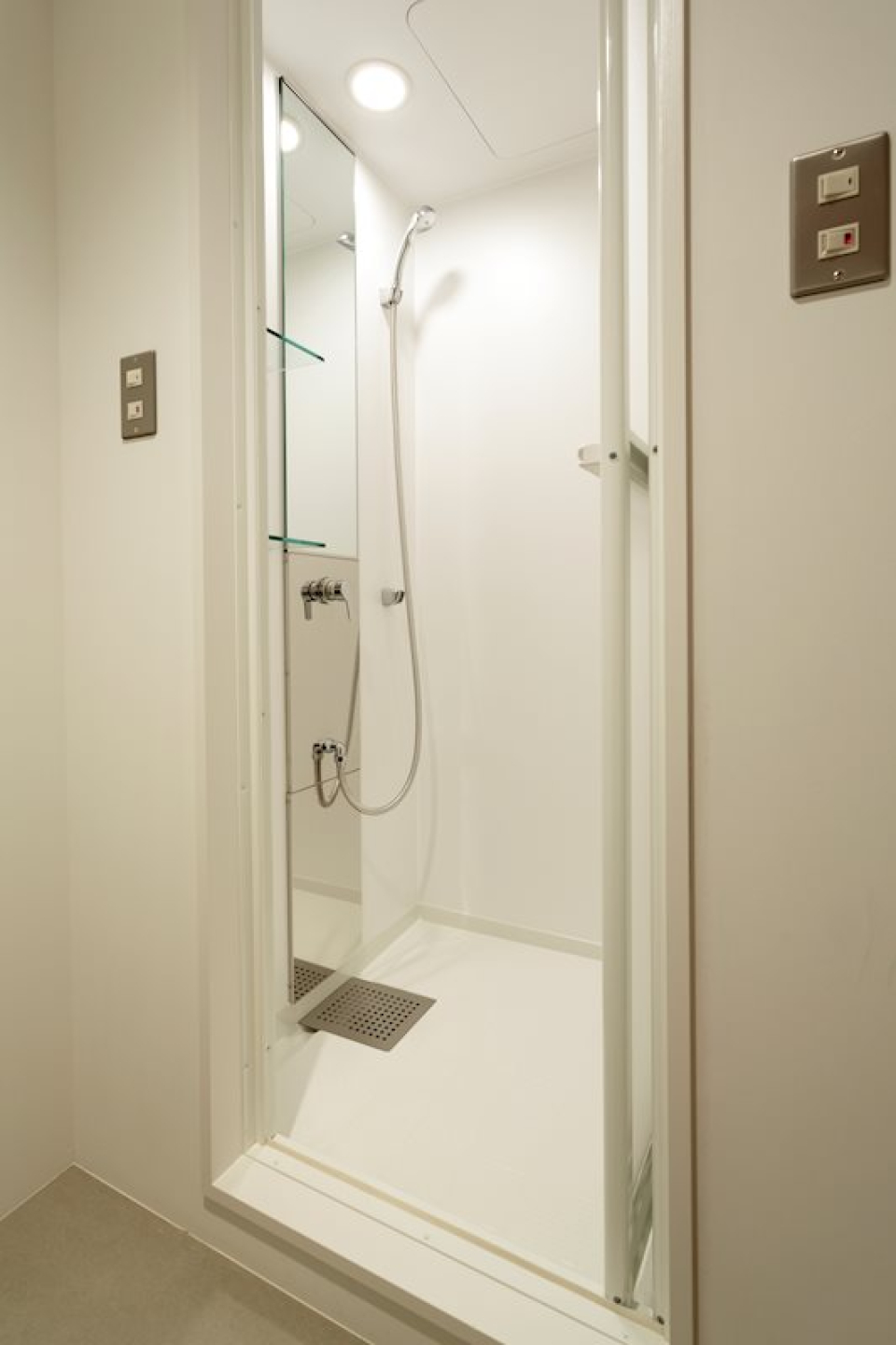 お部屋にはシャワーのみ。自転車を使ってたまに銭湯に行くのもいいんじゃないでしょうか。