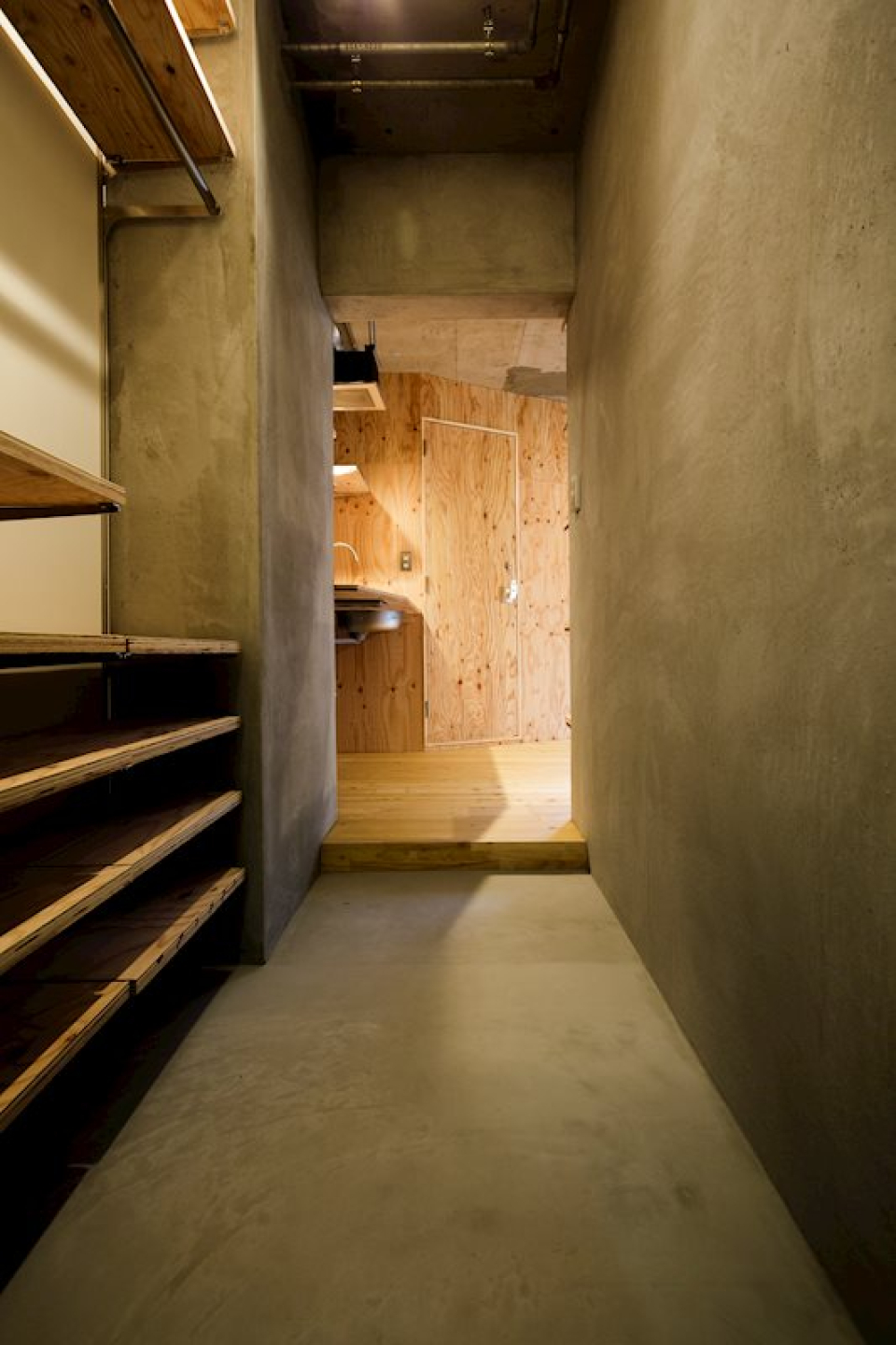 長く続く玄関土間にはシューズラックと