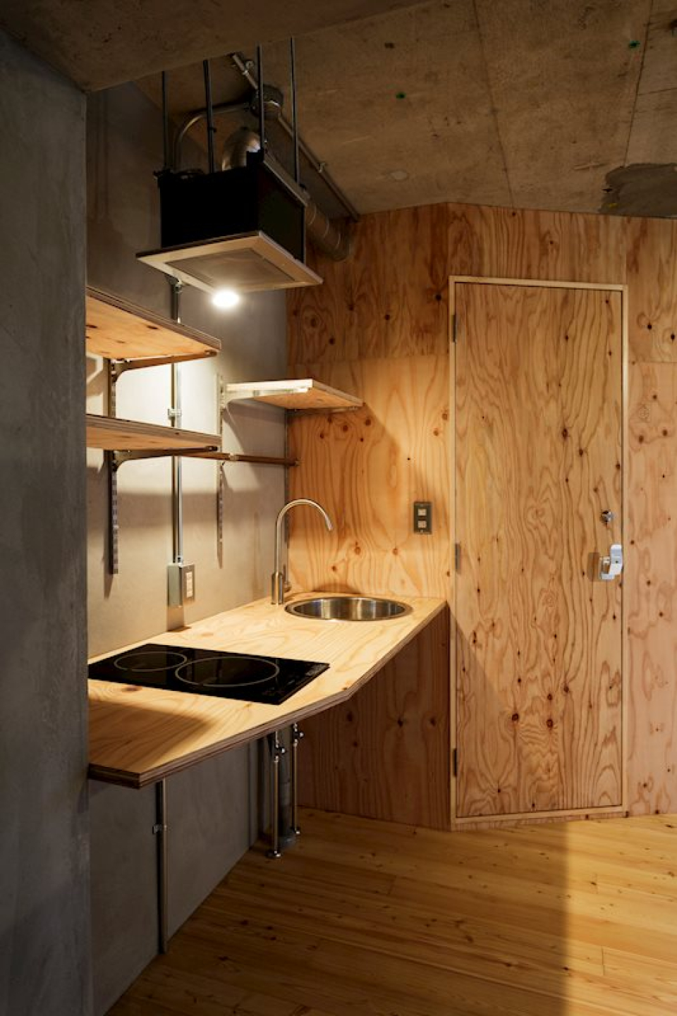 無骨さがかっこいいキッチンスペース