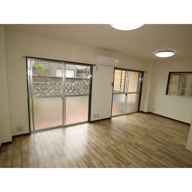 お庭に続く大きな窓で採光も◎