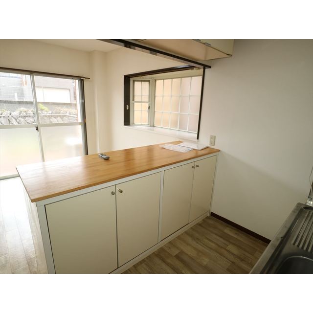 キッチンスペースにはカウンターテーブルがあります。
食器などの収納に便利そう。