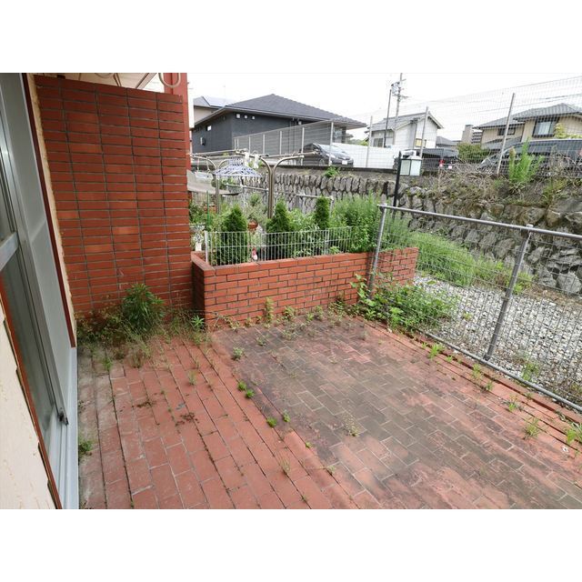 地面が赤いレンガの珍しいお庭。