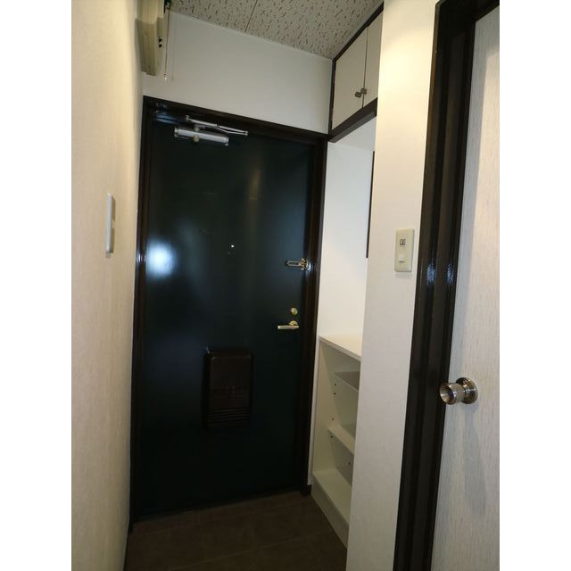 玄関　重厚な黒い扉が目を引きますね。