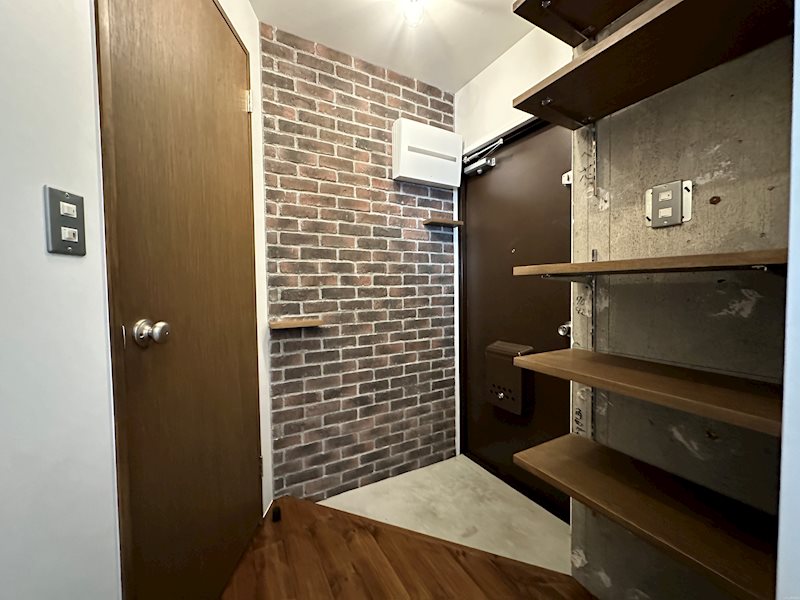 玄関からこだわりのブリックスタイル