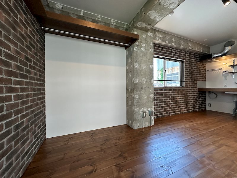 ブリックと木、躯体と味わいのあるリノベーション