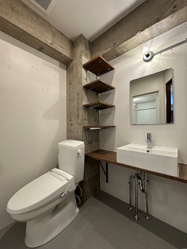 サニタリールームも無骨な雰囲気に