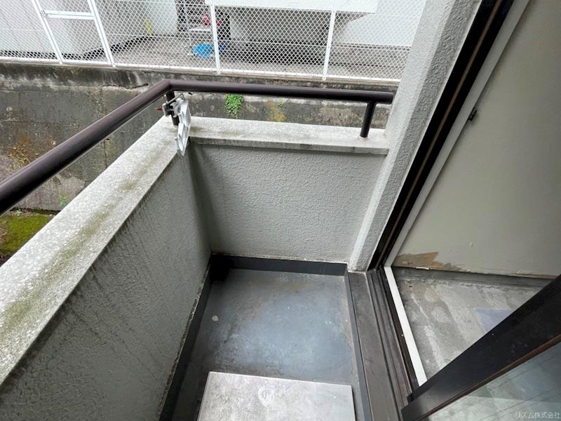 バルコニーは小さめ