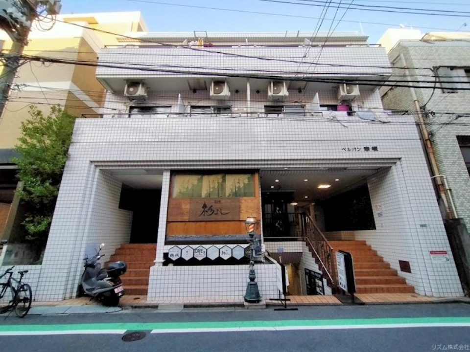 赤坂、乃木坂、青山一丁目の真ん中に位置しています。