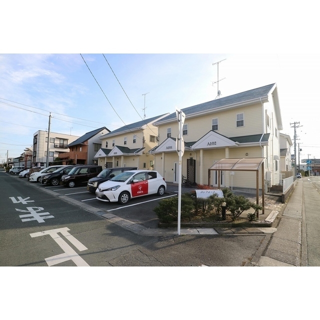 閑静な住宅街に立地しています。