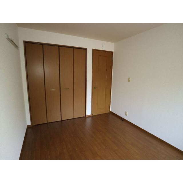 こちらには大きめのクローゼットがあります。