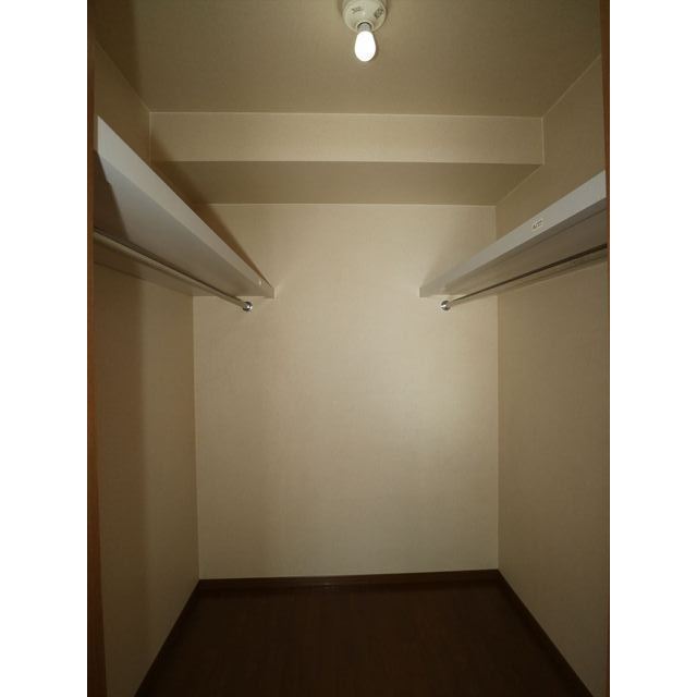 ウォークインクローゼット内部