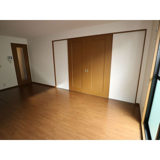 隣には洋室があります。引き戸を開ければつながります。