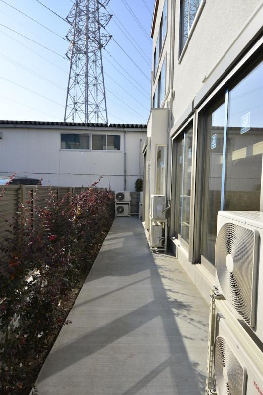 窓の外。目隠しの柵あり