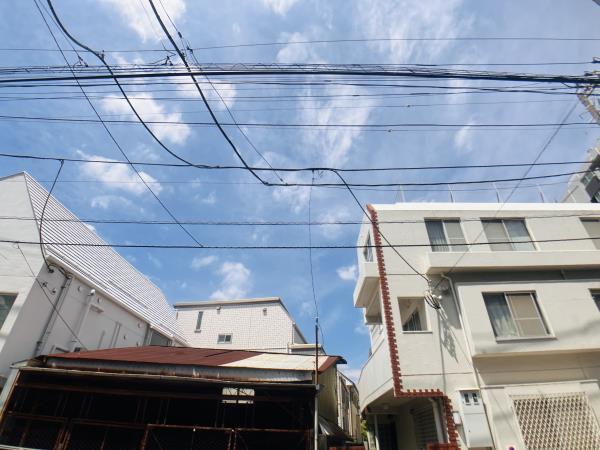 周りの建物も高さが同じくらいなので、圧迫感は少なめです。