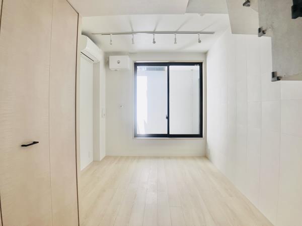 秘密は、吹き抜けのベランダと白い壁！