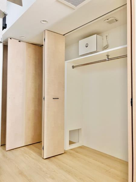 地下のお部屋にはワイドな収納が。荷物はスッキリ片付けましょう。